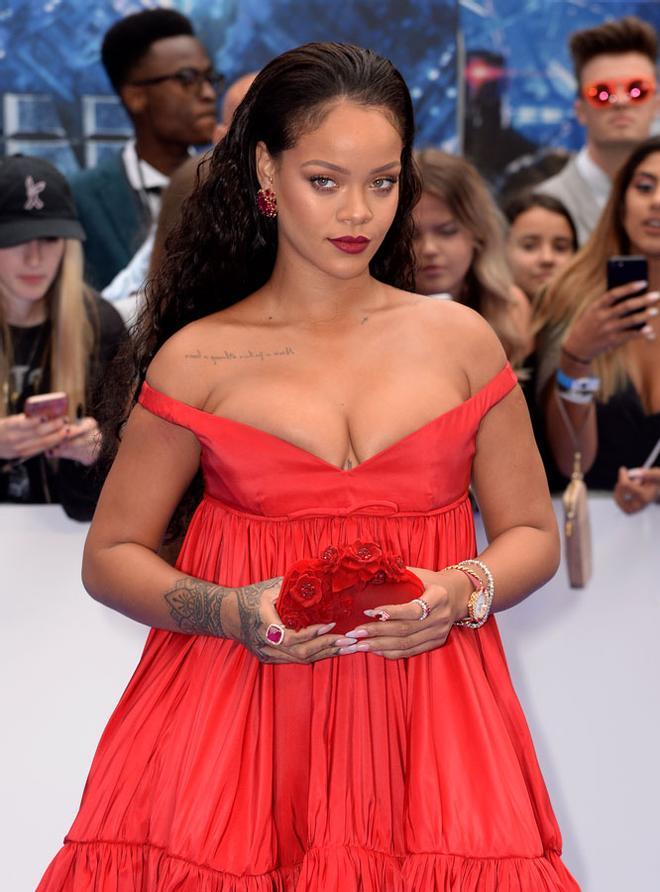 Rihanna con la melena suelta y vestido de Giambattista Valli en Londres