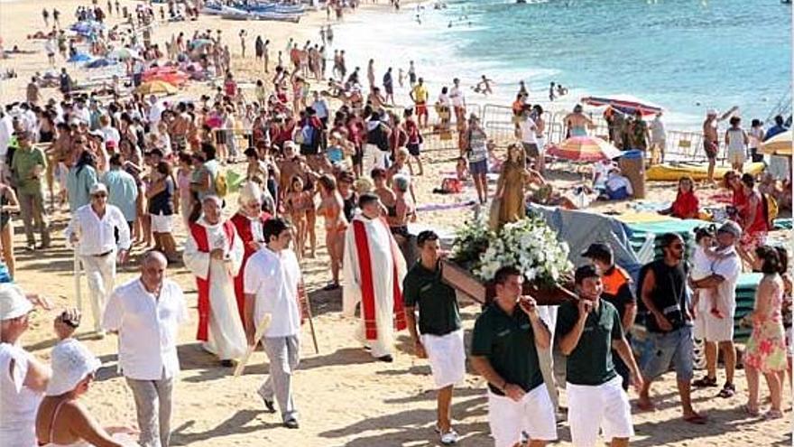 La processó, que mostra la imatge de Santa Cristina, travessa la platja que porta el nom de la seva patrona.