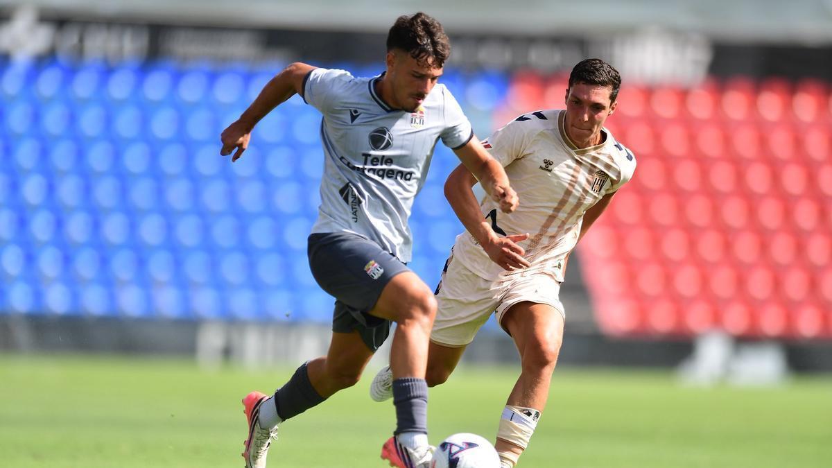 Una jugada del partido entre el FC Cartagena y el Eldense