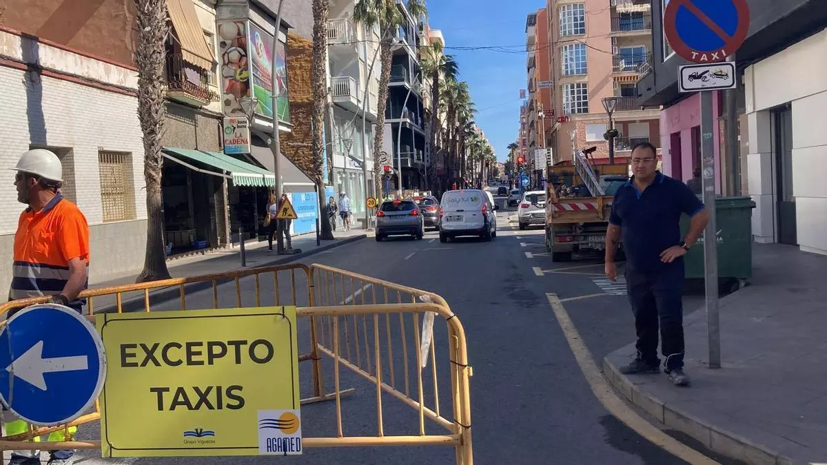 Calle Ramón Gallud de Torrevieja: cerrada otra vez al tráfico por obras, ahora hasta junio