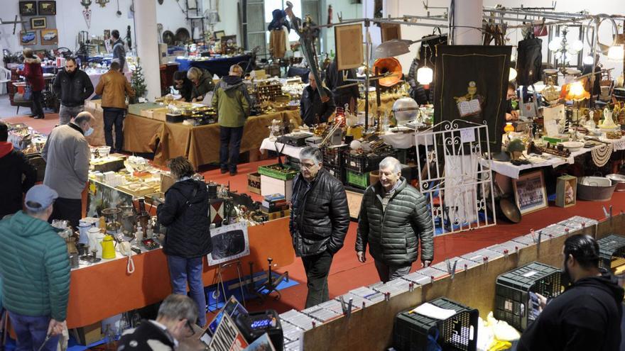 Asistentes a la feria de antigüedades del año pasado. |   //BERNABÉ/ JAVIER LALÍN