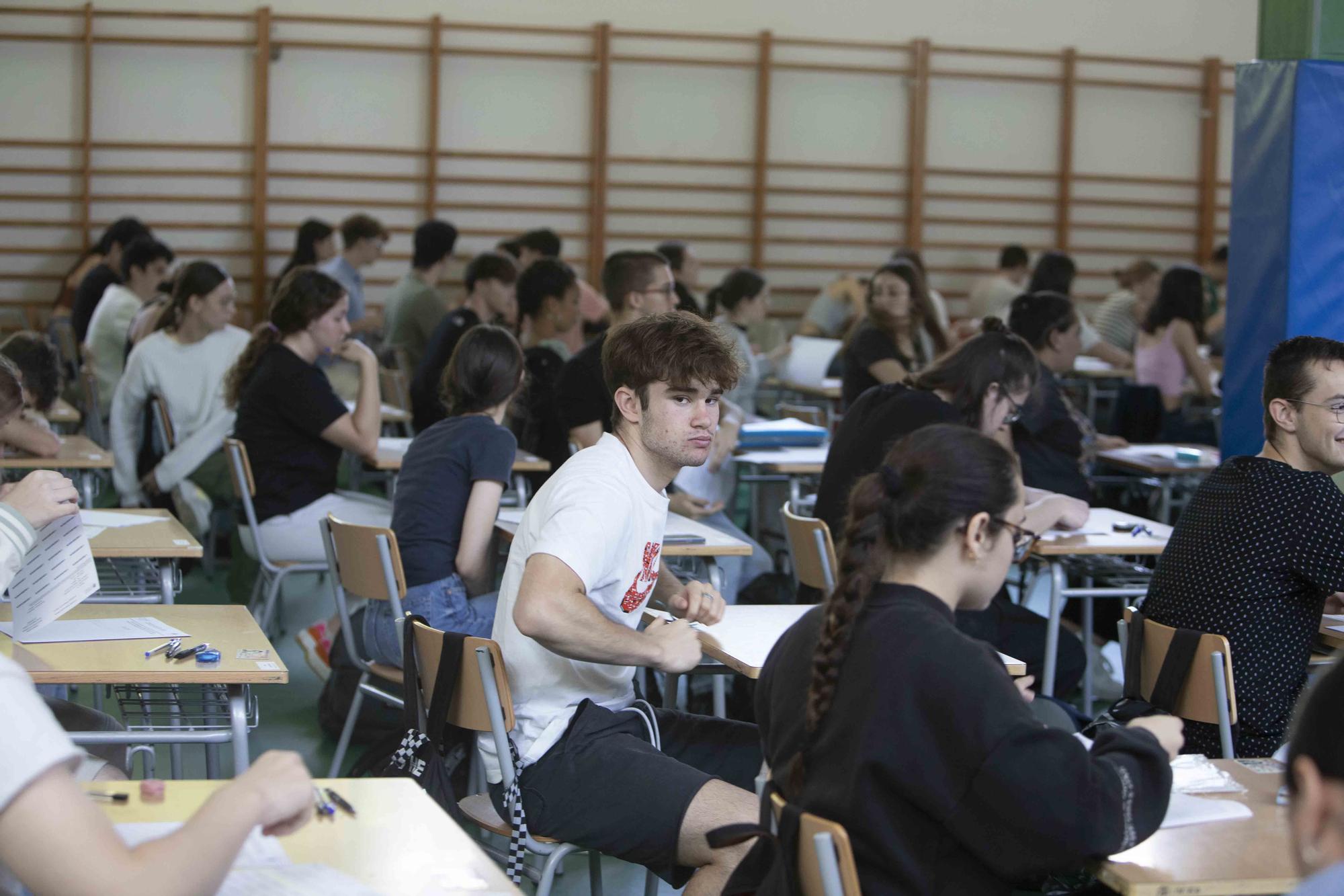 Alumnos de los institutos de la Costera y la Canal se enfrentan a los primeros exámenes de las PAU en Xàtiva