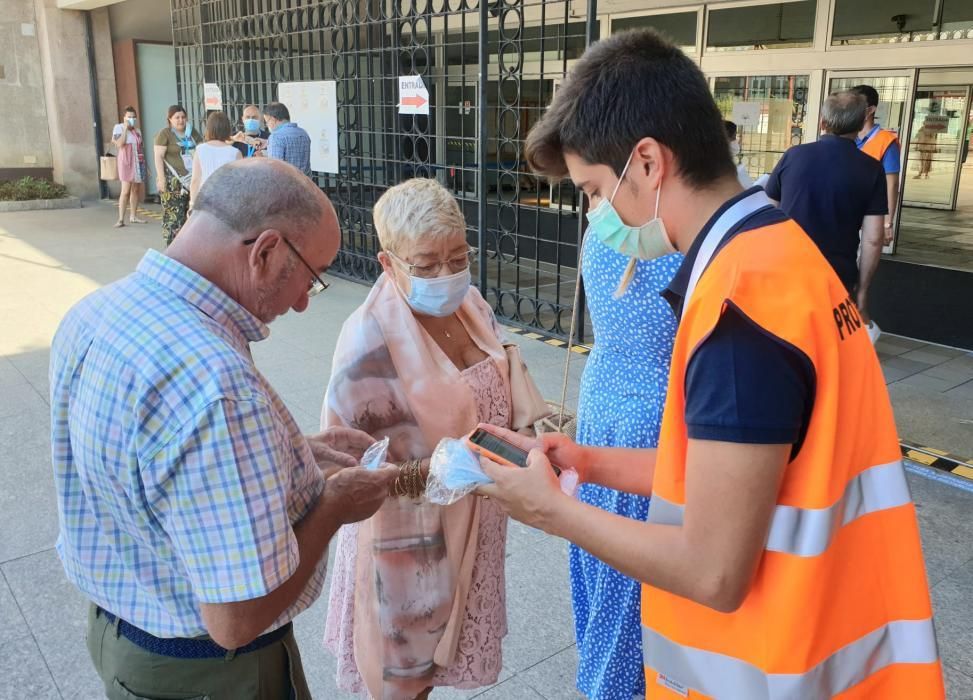 Las imágenes de una jornada tan histórica como atípica en la comunudad gallega. Unos comicios marcados por la pandemia del coronavirus, el calor y el dilema de elegir a quién votar.