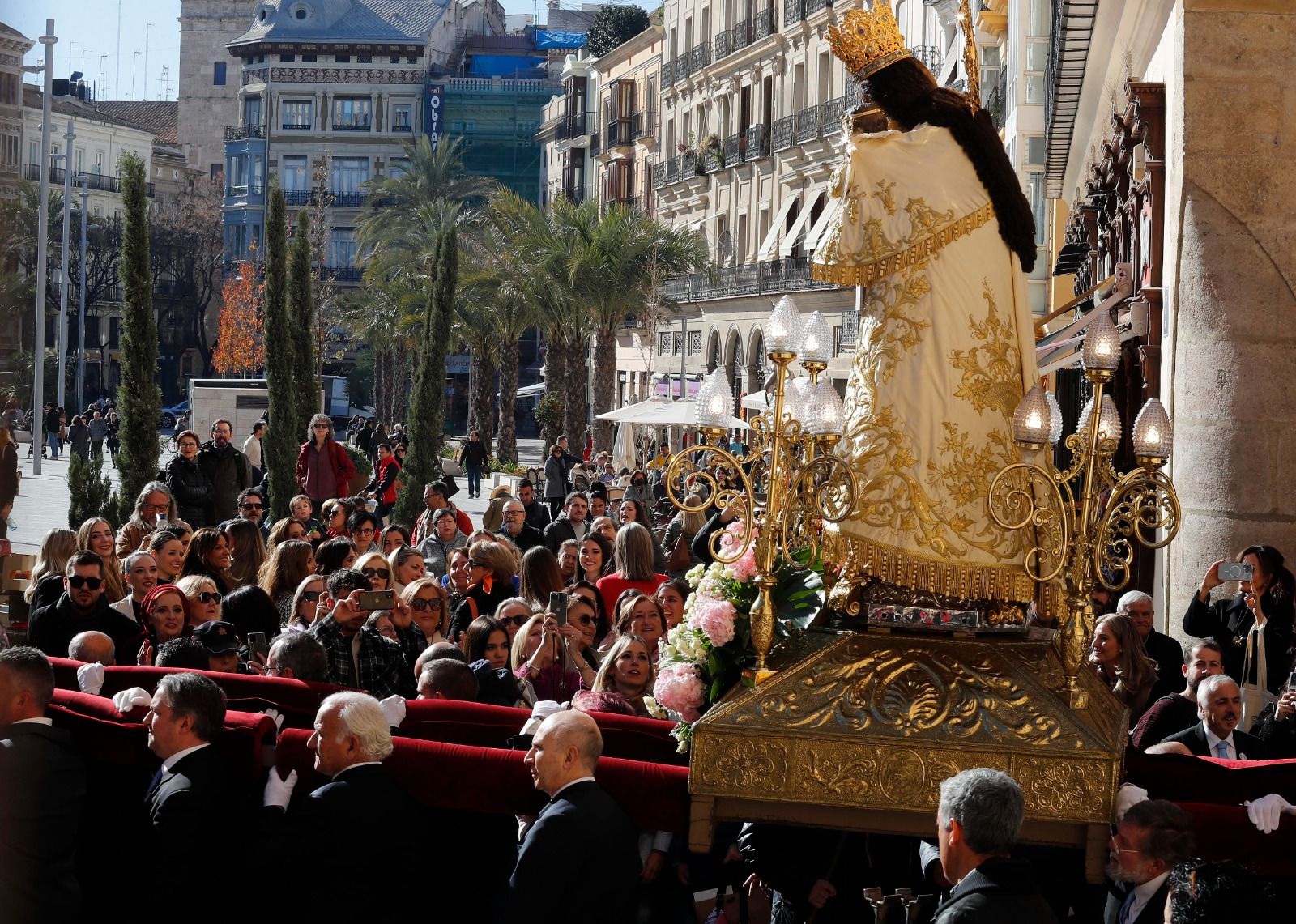 Falleras Mayores de toda una vida ante la Virgen