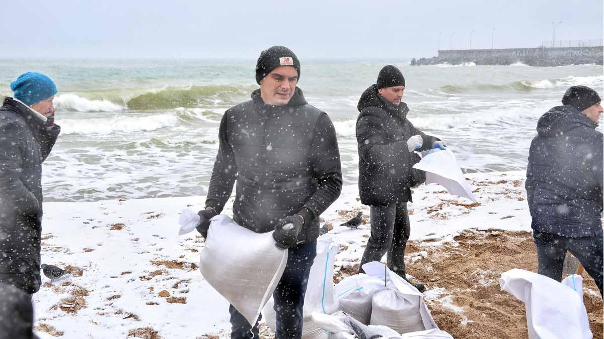 Ciudadanos de Odesa colocan sacos de construcción con arena en las playas para defender la ciudad de un posible ataque