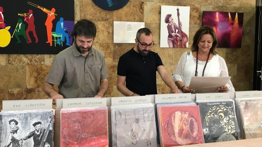 El vestíbulo del Ayuntamiento ya acoge esta peculiar cajonera de vinilos.