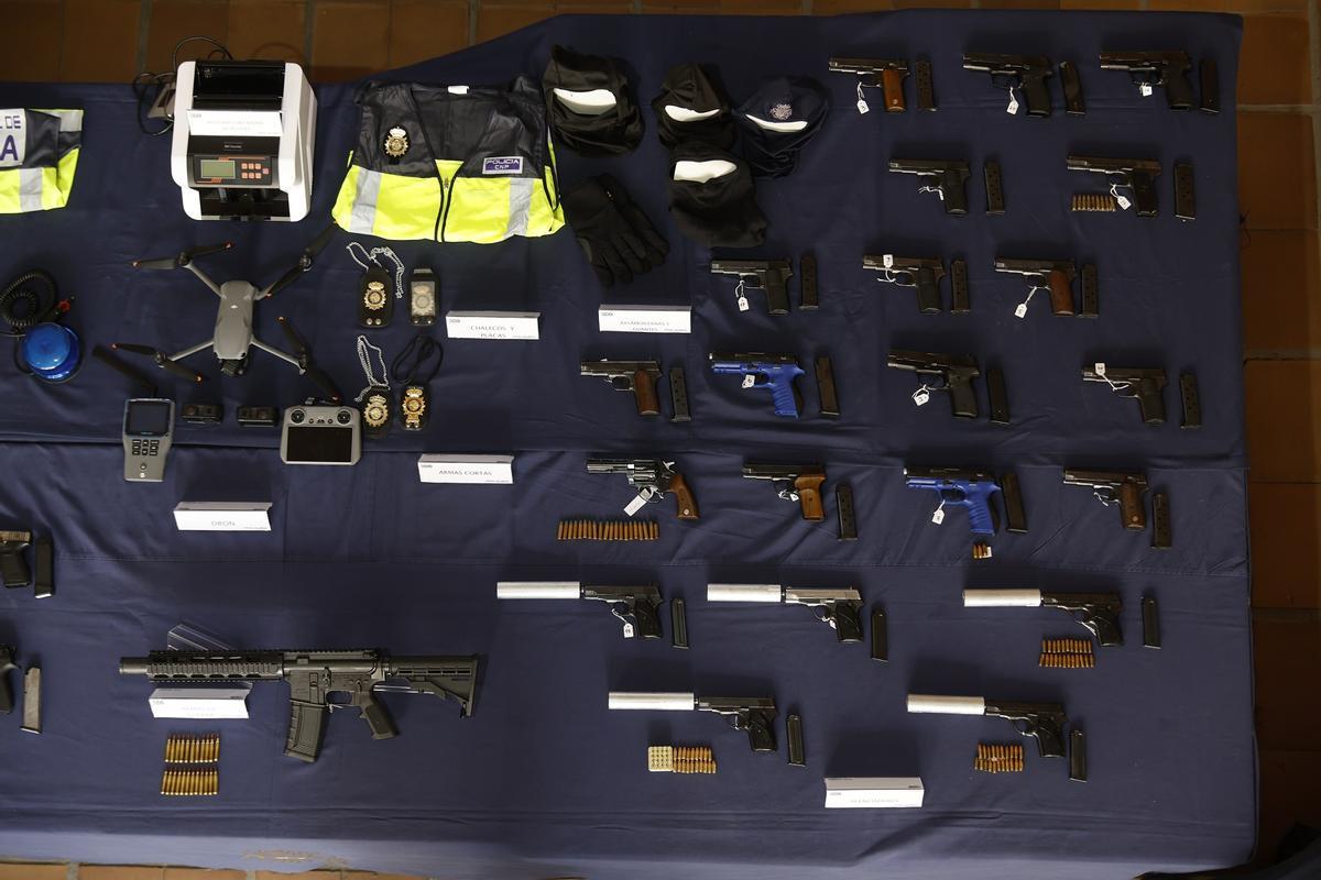 Algunas de las armas y otros elementos intervenidos.