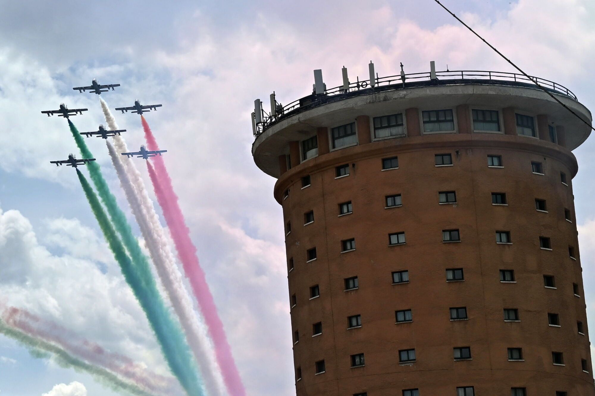 Sestriere (Italy), 31/05/2025.- The Frecce Tricolori, the official aerobatic team of the Italian Air Force, aircraft perform over the finish line of 20th stage of the Giro d'Italia cycling race over 205 km from Verres to Sestriere, 31 May 2025. (Ciclismo, Italia) EFE/EPA/LUCA ZENNARO
