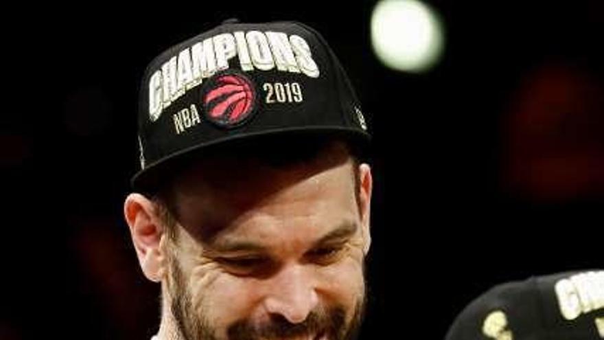 Marc Gasol, con el trofeo de campeones de la NBA. // Efe