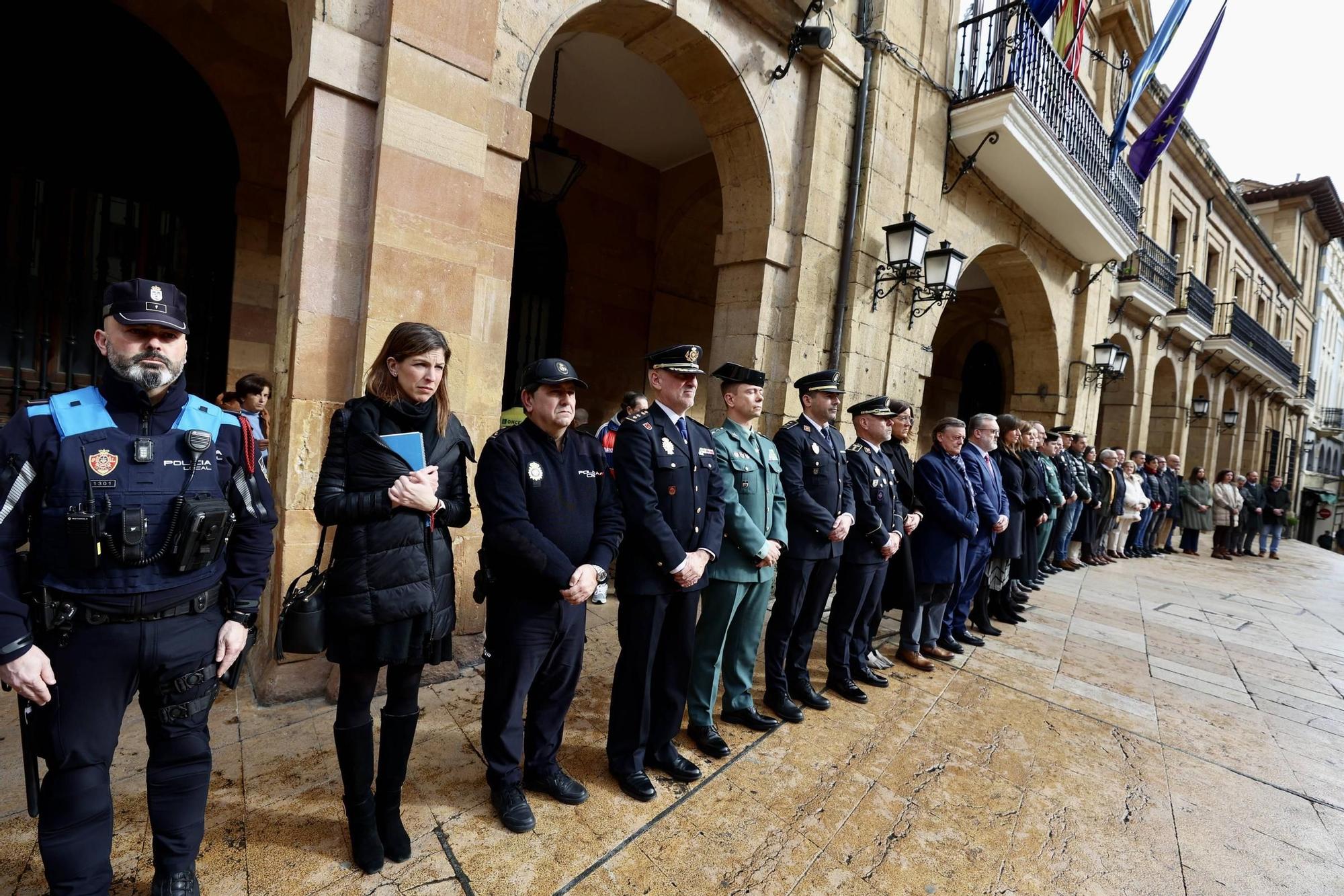 EN IMÁGENES: Así fue minuto de silencio en Oviedo por los guardias civiles asesinados en Barbate