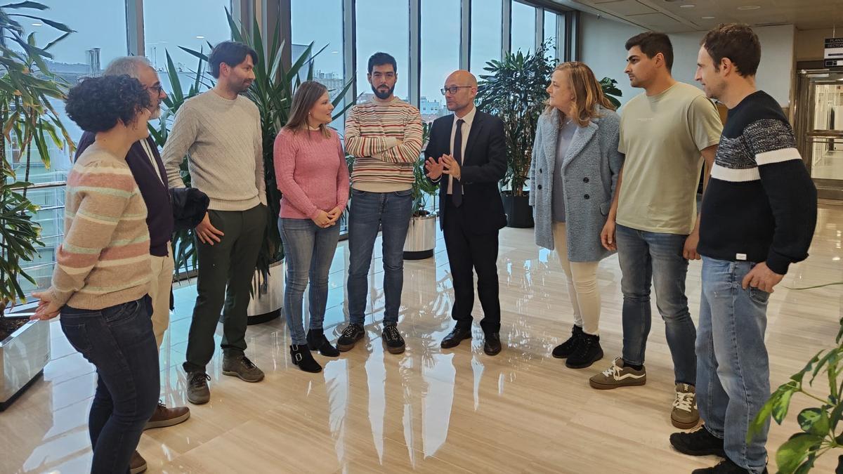 Iván Aitor Lucas, en el centro, con miembros del comité de empresa.