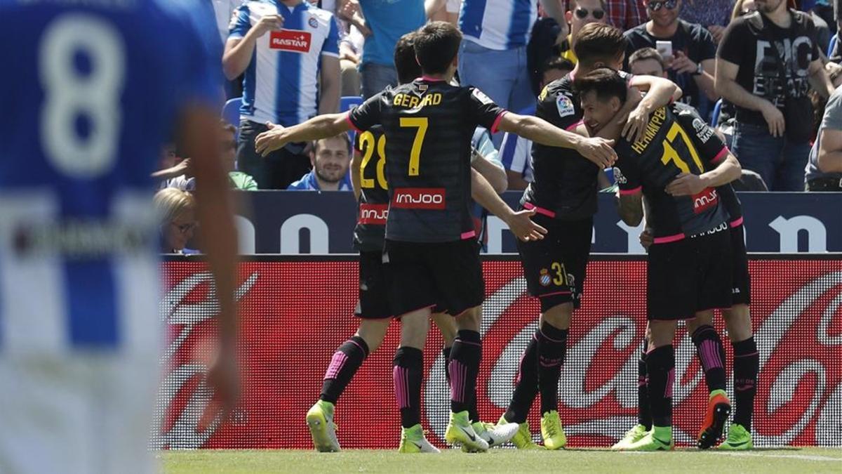 Marc Navarro y Hernán Pérez abrazan a Baptistao tras su gol en Butarque