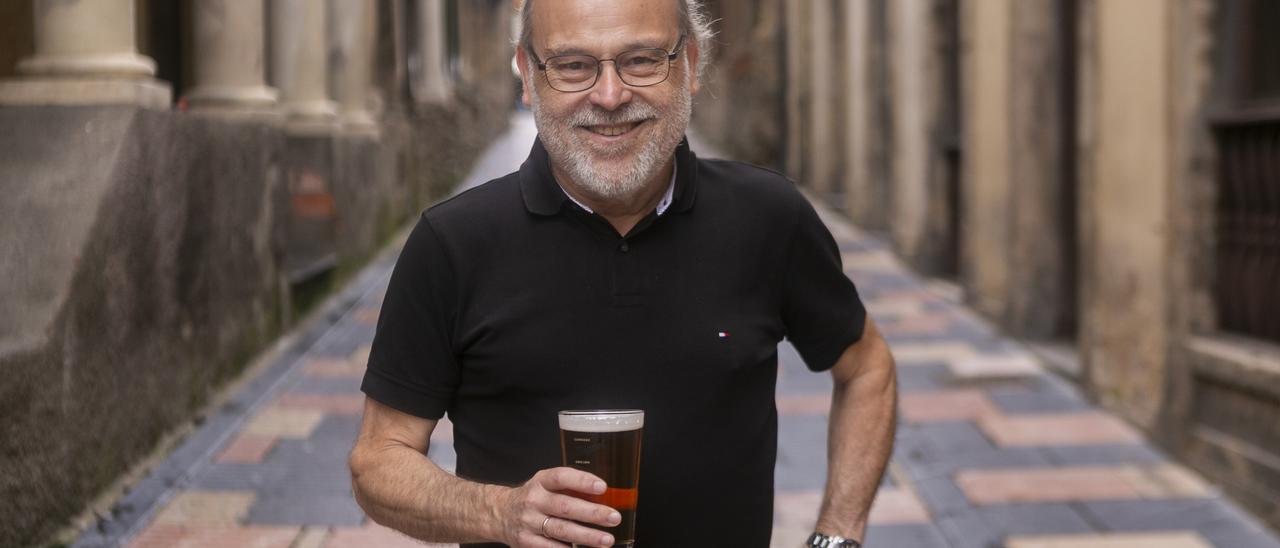 José Manuel Sal de Rellán y su cerveza en la calle Bances Candamo.