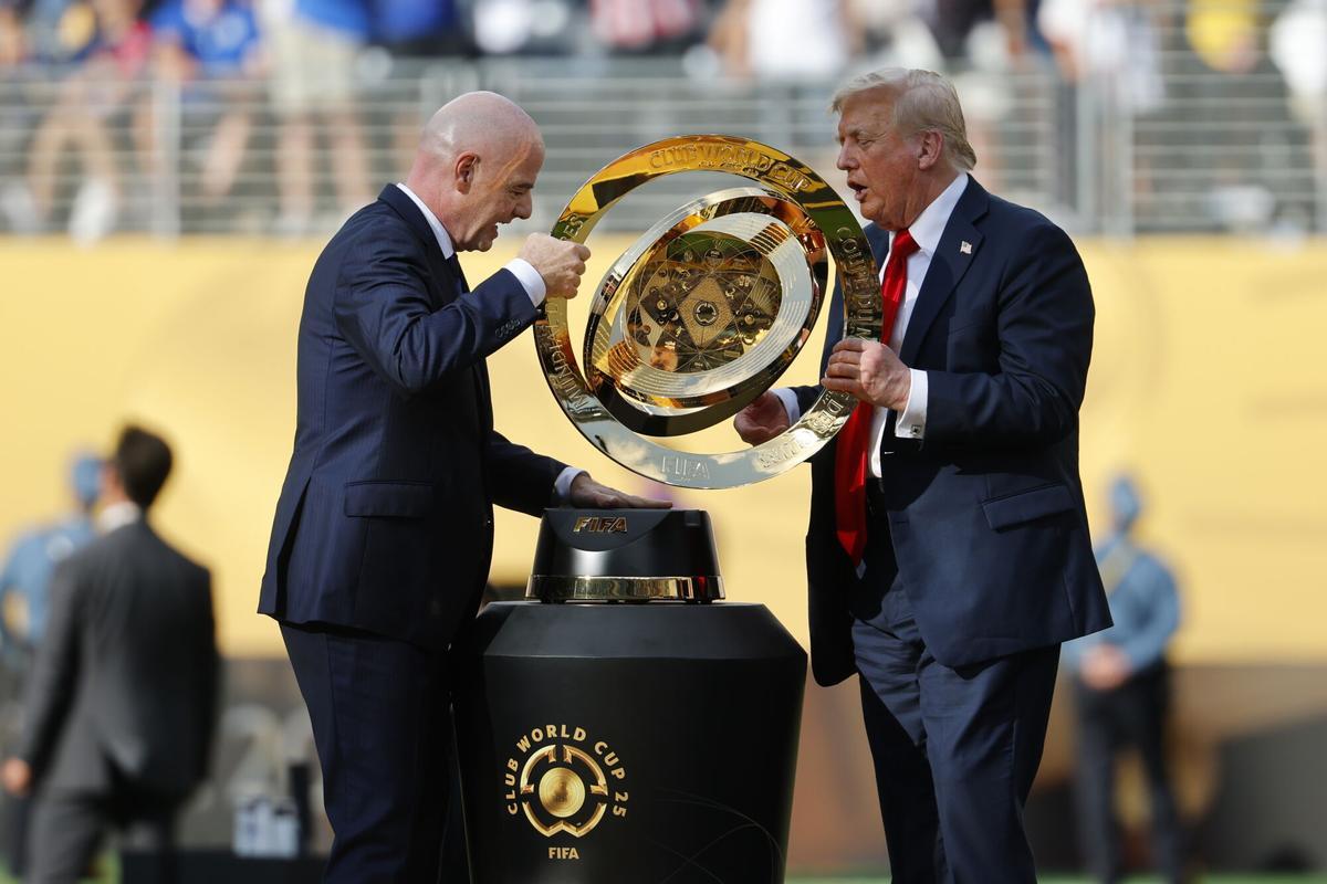 El presidente de los Estados Unidos, Donald Trump, y el presidente de la FIFA, Gianni Infantino, recogen el trofeo de la Copa Mundial de Clubes de la FIFA 2025.