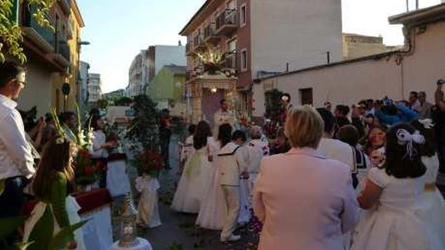 Un altar en la iglesia por el V centenario embellece el Corpus Christi de Mutxamel