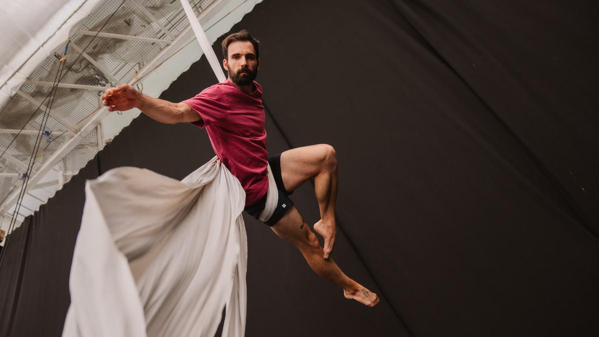 Rodrigo Sainz, profesor de circo en el Invernadero, en Alcobendas.