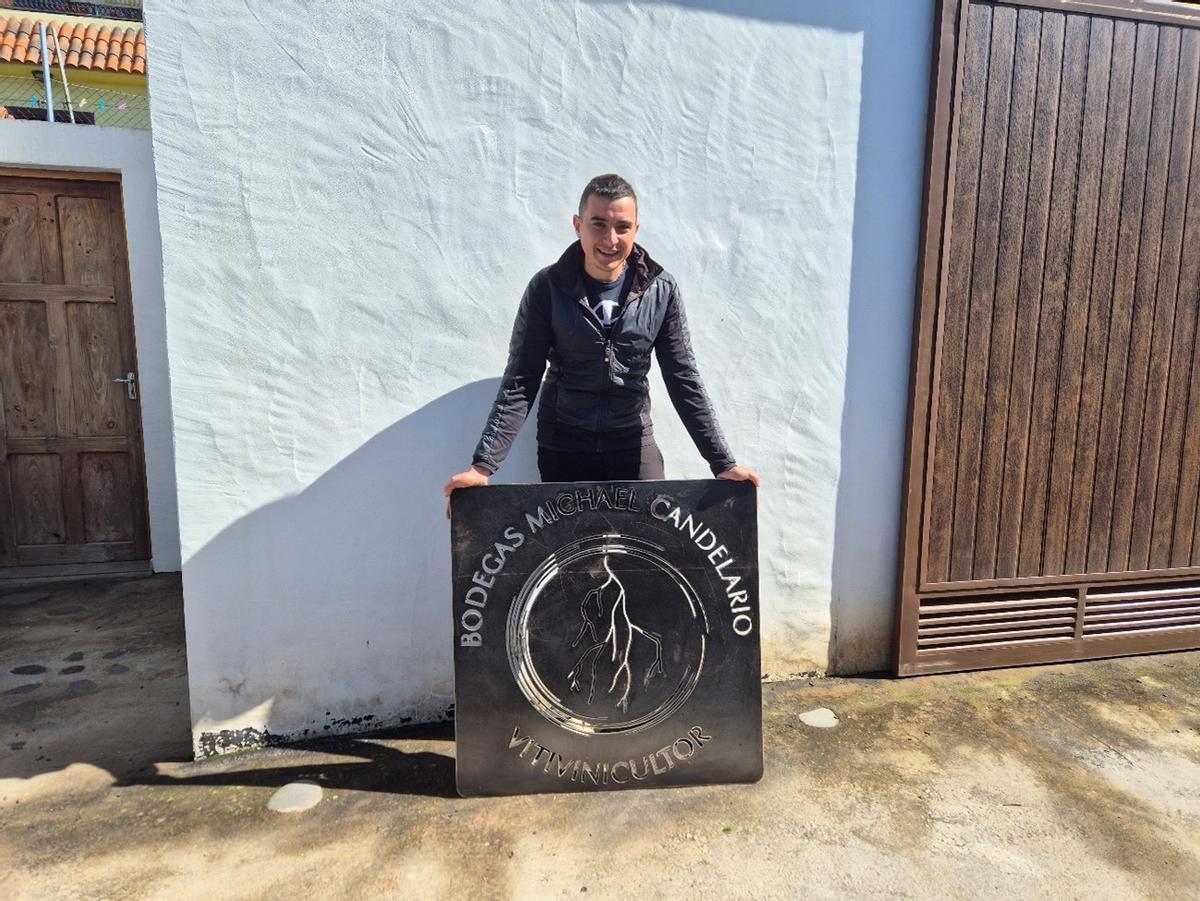 Michael Candelario a la entrada de su bodega.