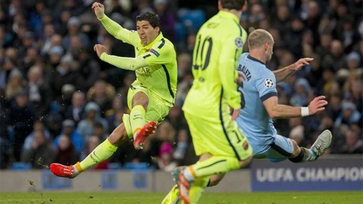 Luis Suárez dispara en presencia de Hart y de Leo Messi