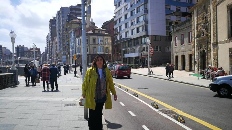 La concejala del PP Sofía Cosmen en el carril bici de la calle Cabrales