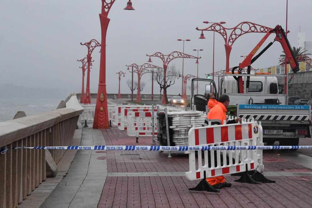 Daños en A Coruña por las olas en alerta roja