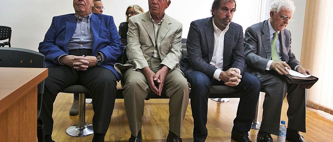 Alperi, primero por izquierda, junto a los otros tres empresarios también juzgados. | RAFA ARJONES