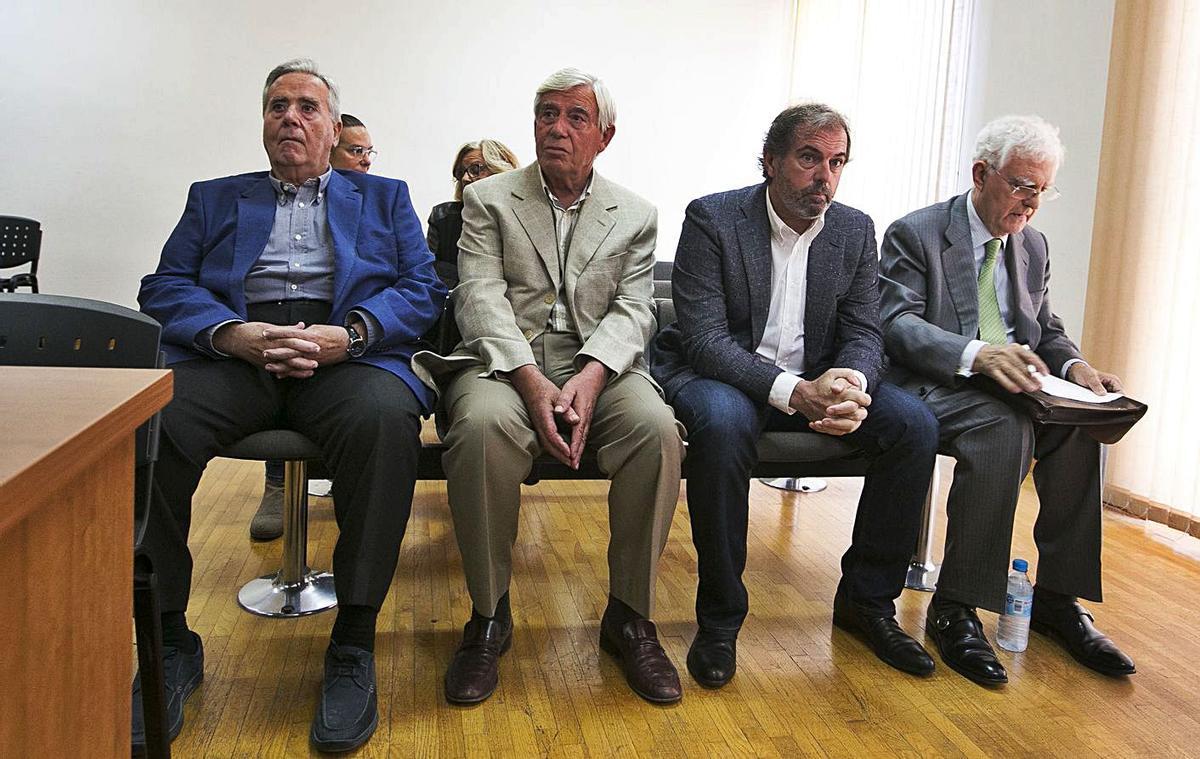 Alperi, primero por izquierda, junto a los otros tres empresarios también juzgados. | RAFA ARJONES