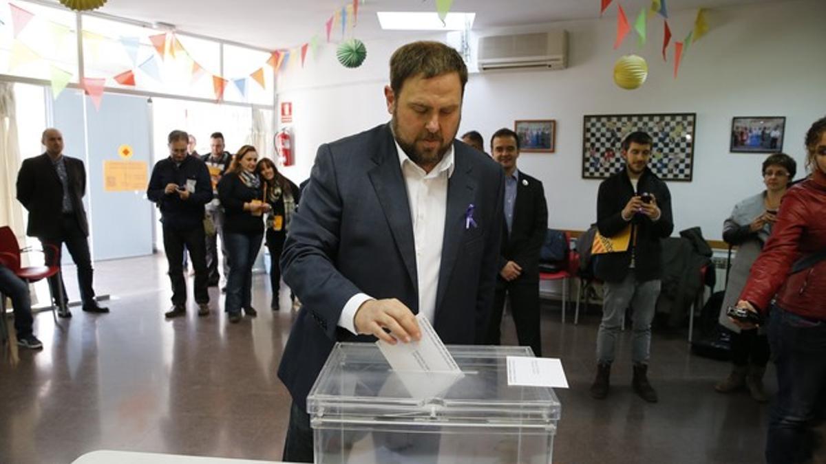 El candidato de ERC, Oriol Junqueras, deposita su voto, en Sant Vicenç dels Horts.