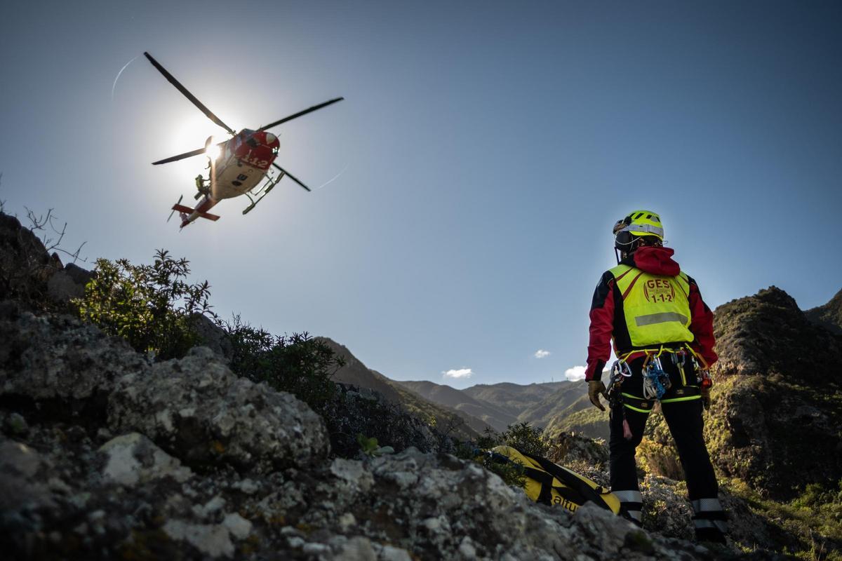 Helicóptero del GES como el que rescató a la jubilada británica en Anaga
