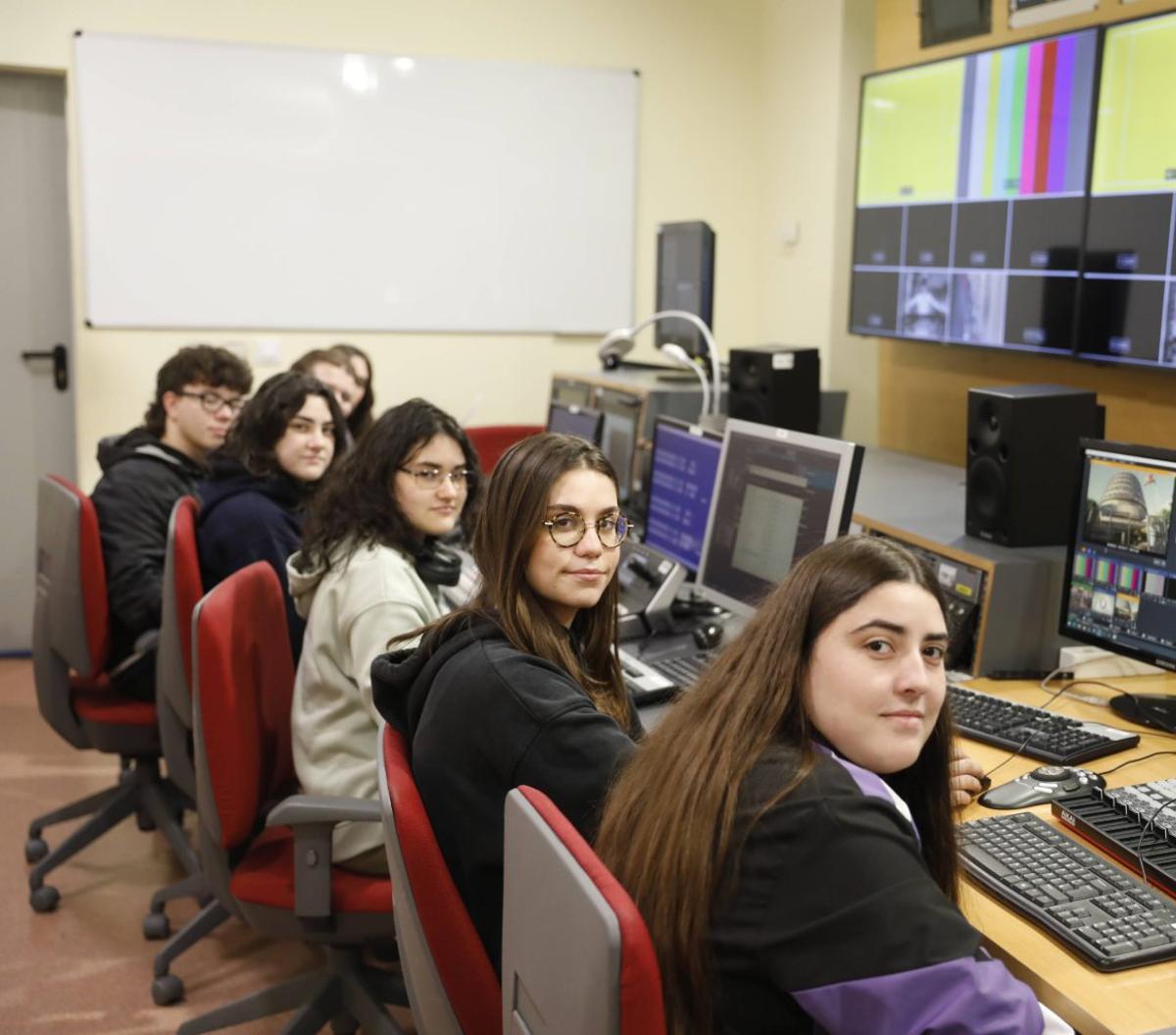 Estudiantes del Centro de Comunicación, Imagen y Sonido de 
Langreo.  | F. RODRÍGUEZ