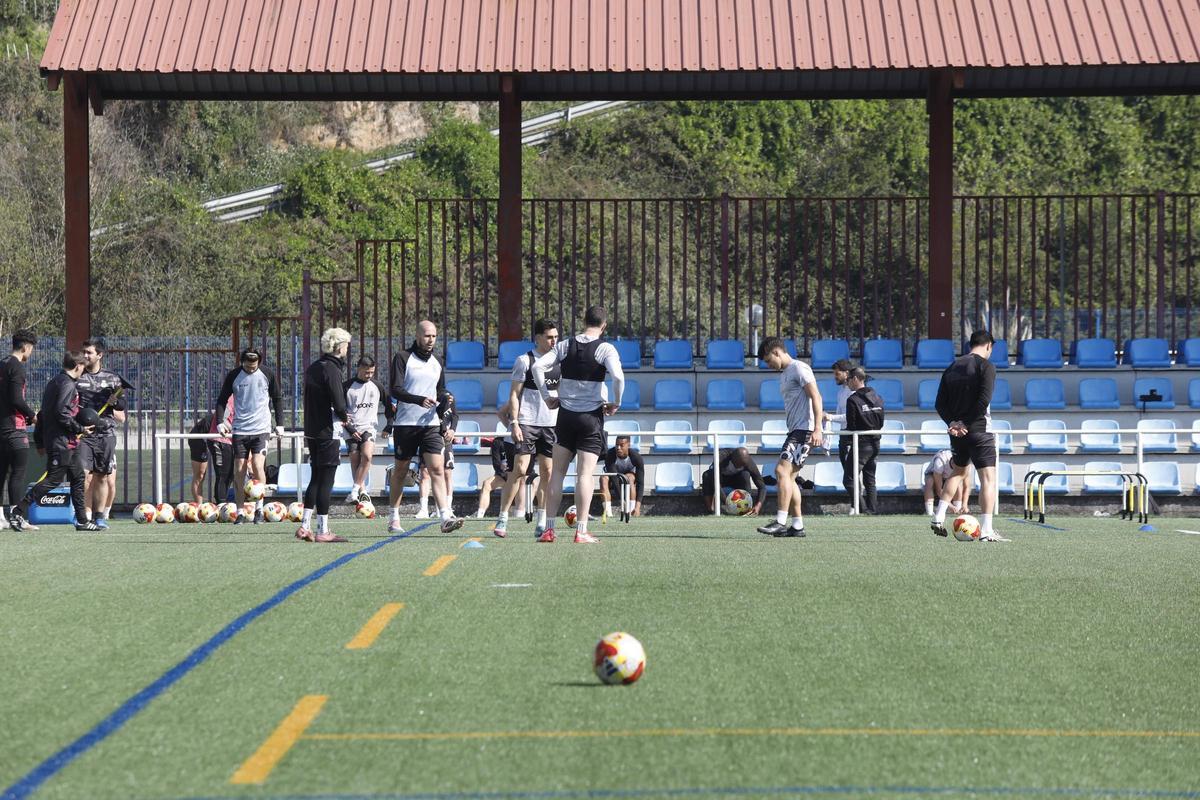 EN IMÁGENES: Así ha sido el primer entrenamiento de Lolo Escobar al frente del Avilés EN IMÁGENES: Así ha sido el primer entrenamiento de Lolo Escobar al frente del Avilés