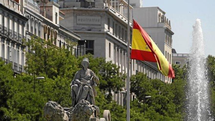 Spanische Fahne auf Halbmast auf der Plaza Cibeles in Madrid.