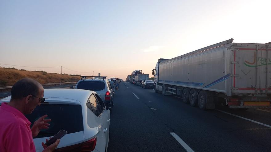 Importantes retenciones en la A-7 dirección Murcia tras un accidente entre dos camiones