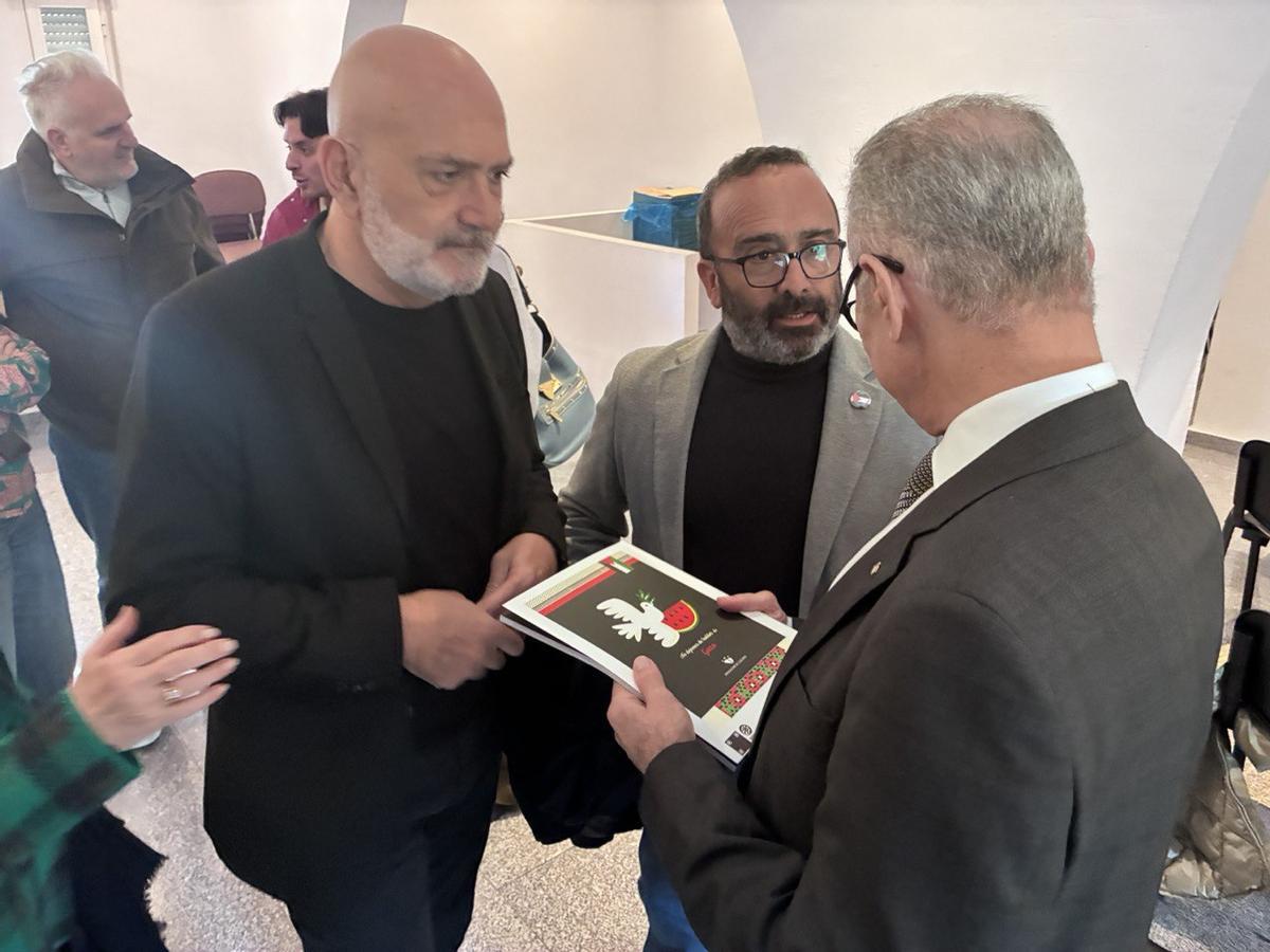 Morales entrega la publicación a Husni Wahed, junto con Paco Rebollo.