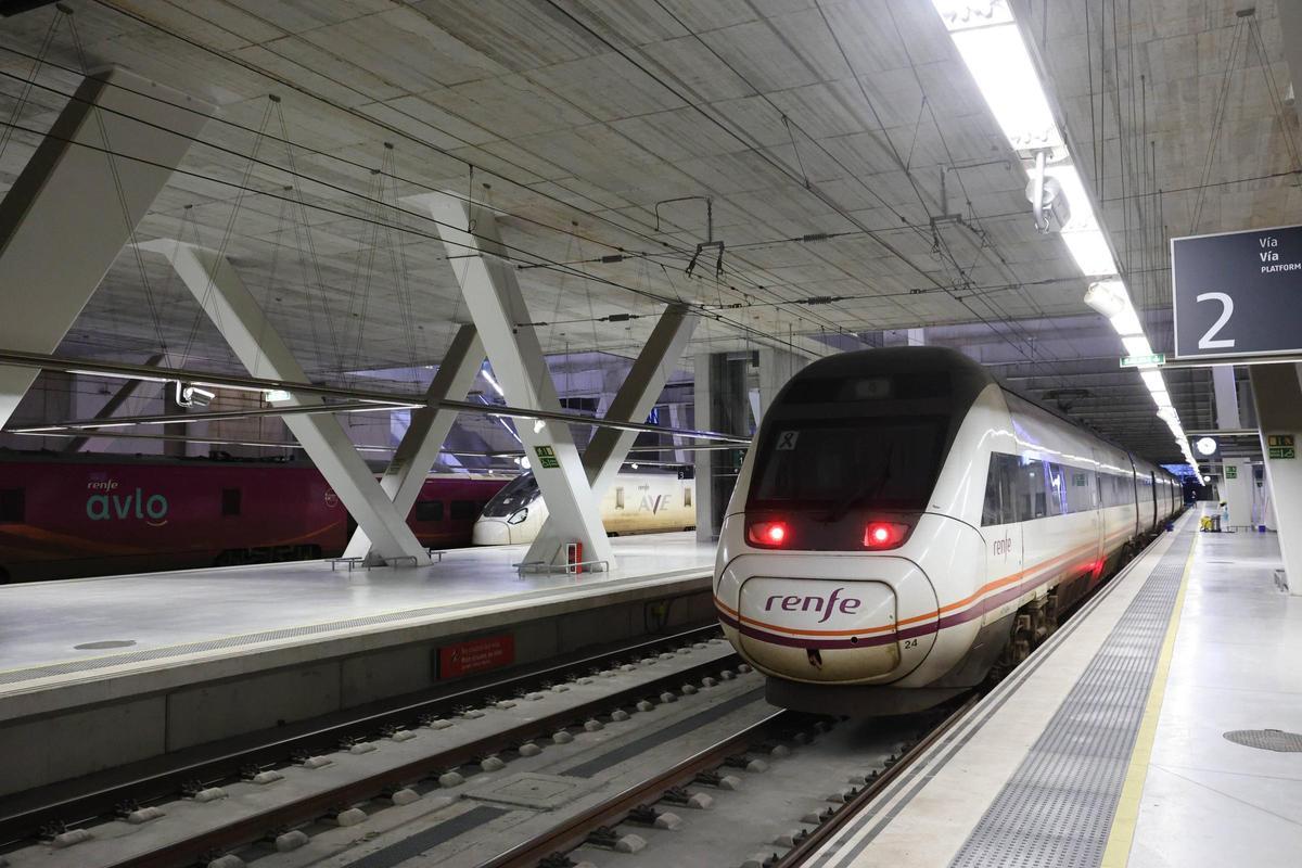 Trenes almacenados en la estación de Vigo-Urzáiz en el segundo día sin servicio por parte de Renfe
