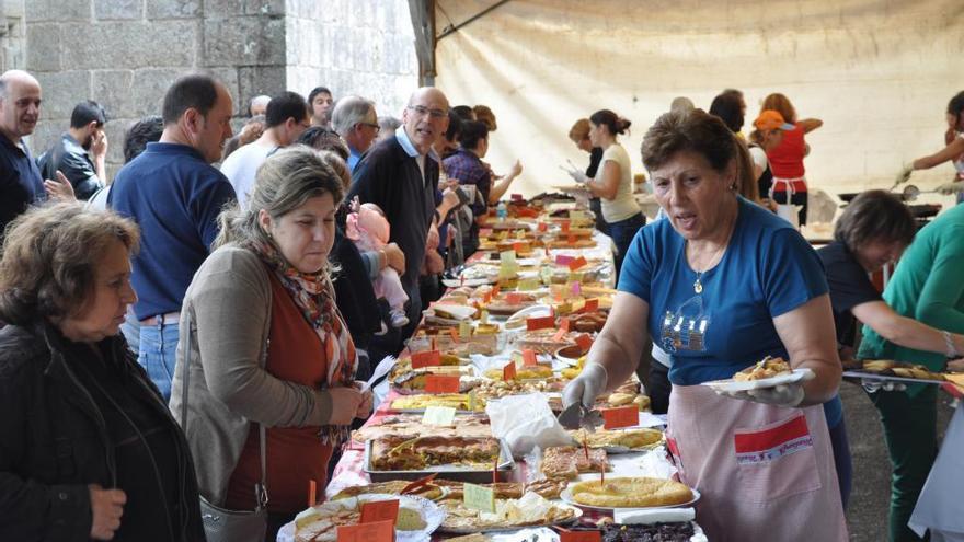 Unas personas adquieren chulas en una edición pasada de la fiesta gastronómica de Moscoso.
