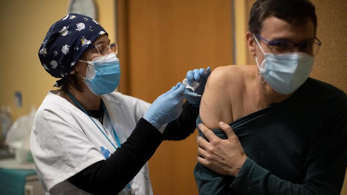 GRAFCAT7972  BARCELONA  05 02 2021 - Un profesional sanitario recibe la segunda dosis de la vacuna Pfizer en el CAP Passeig Maragall de Barcelona este viernes  cuando los contagios siguen a la baja en Cataluna pero con casi cien fallecidos contabilizados en las ultimas 24 horas  a poco mas de dos dias de que se inicie la vacunacion con el compuesto de AstraZeneca a los miembros de los servicios esenciales  como sanitarios que no estan en primera linea de la COVID  bomberos  policias y otros colectivos de emergencias  EFE Marta Perez