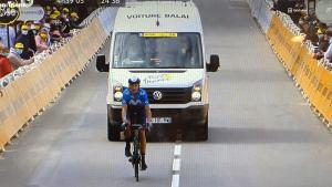 Soler arriba a la meta amb els dos braços trencats