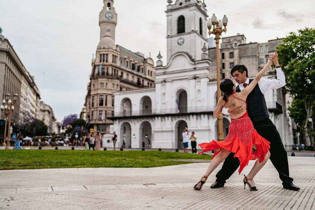Bailando un tango en las calles de Buenos Aires, en Argentina