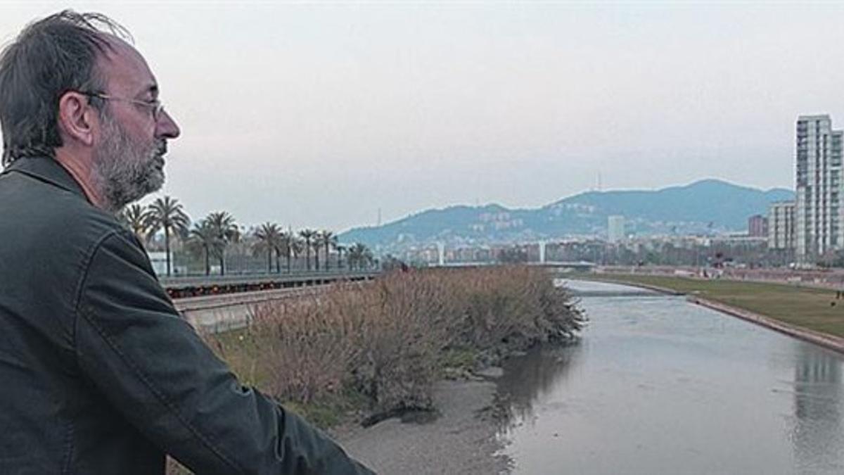 Parc Fluvial del Besòs El río, límite y camino al mar«ME GUSTA VENIR AQUÍ. SIEMPRE HAY GENTE. LOS PAQUISTANÍS JUEGAN A FÚTBOL Y SUS MUJERES CHARLAN. LOS JUBILADOS PASEAN», DICE EL AUTOR