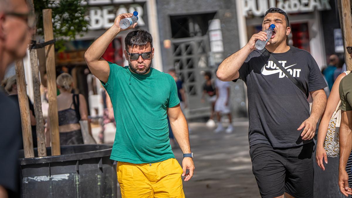 Personas combaten el calor en Barcelona la semana pasada