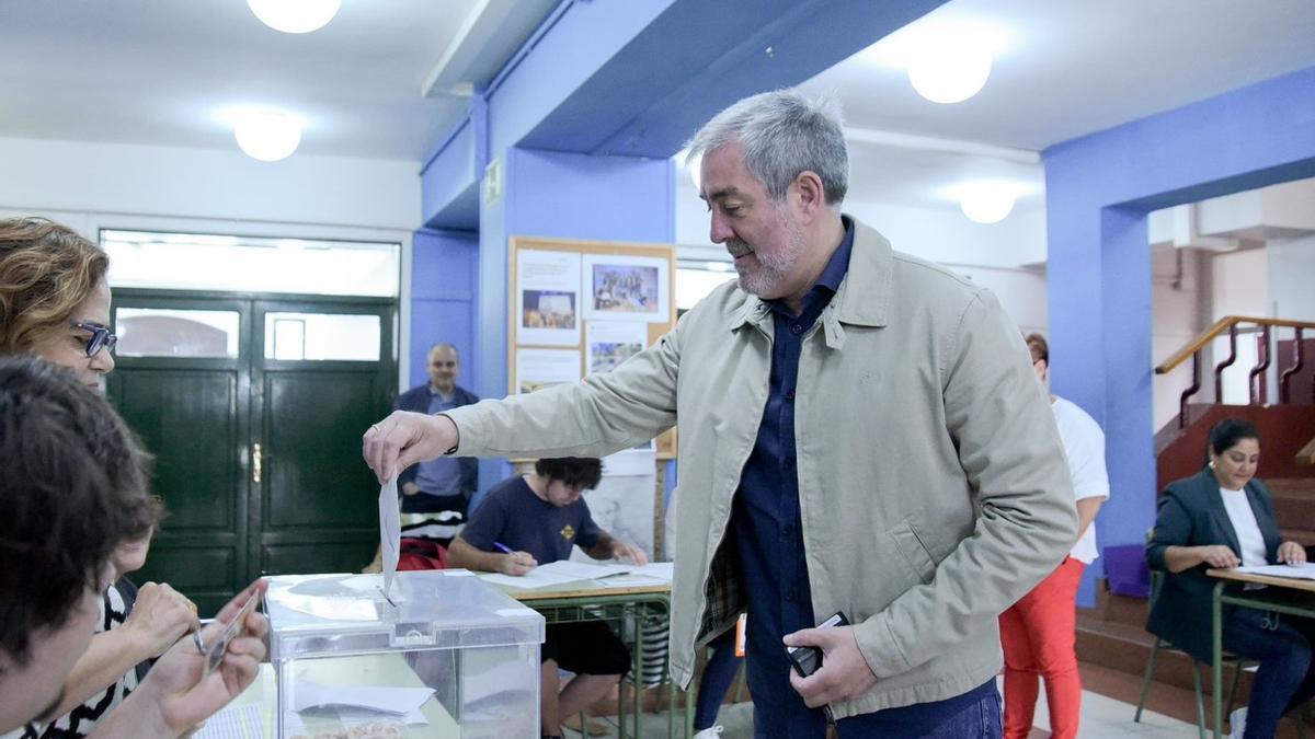 El presidente de Canarias, Fernando Clavijo, vota durante las elecciones europeas
