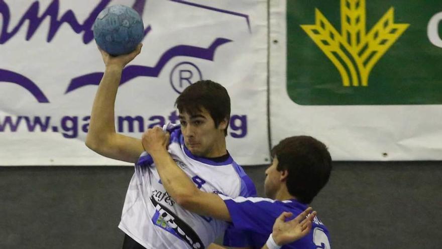 Jaime busca el pase ante un jugador del Cronistar Oviedo.