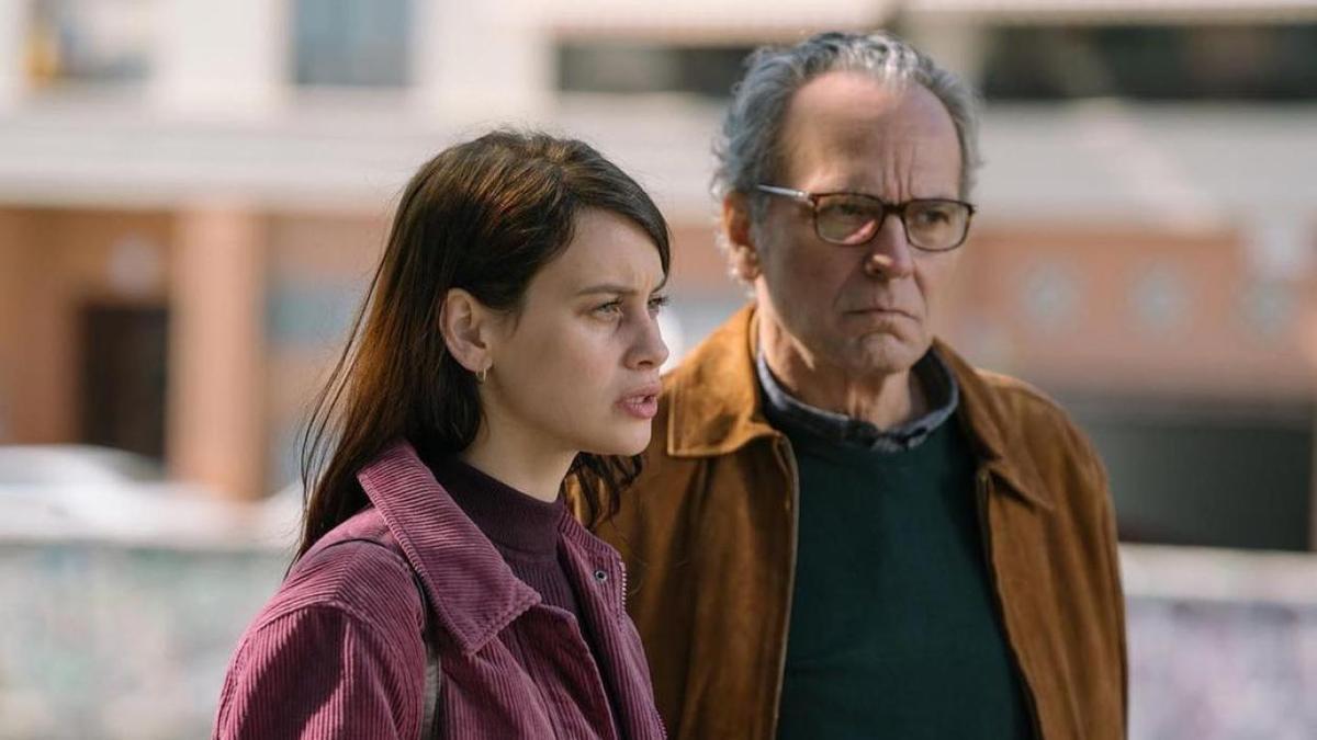 Milena Smit y José Coronado en la serie de Netflix.