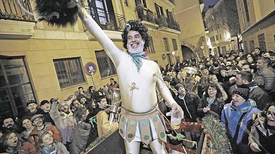 El pasacalles de la Confraria de Sant Sebastià el año pasado, con el patrón de Palma ´asaeteado´.