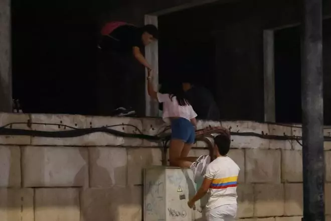 El cierre del Postiguet desata el caos para ver los fuegos en Alicante