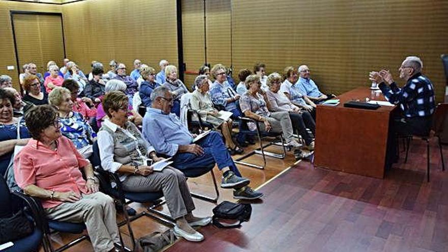 Els alumnes en l&#039;estrena del curs de les aules de formació cultural de la gent gran, aquest dilluns, al Casal Cívic, durant la sessió del filòsof Quim Sala