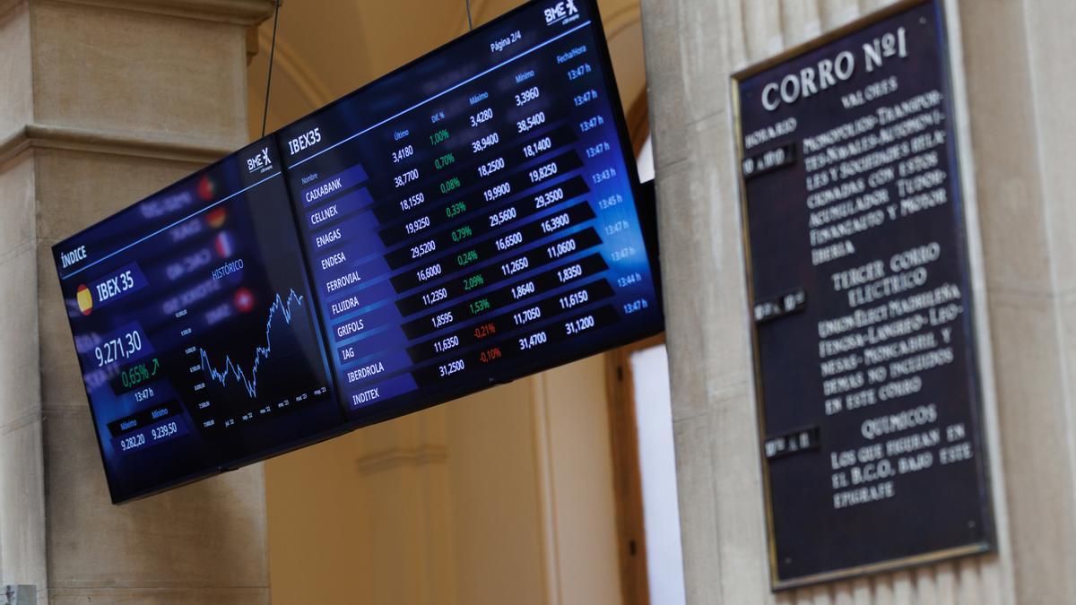 Un panel del Ibex 35 en el Palacio de la Bolsa.