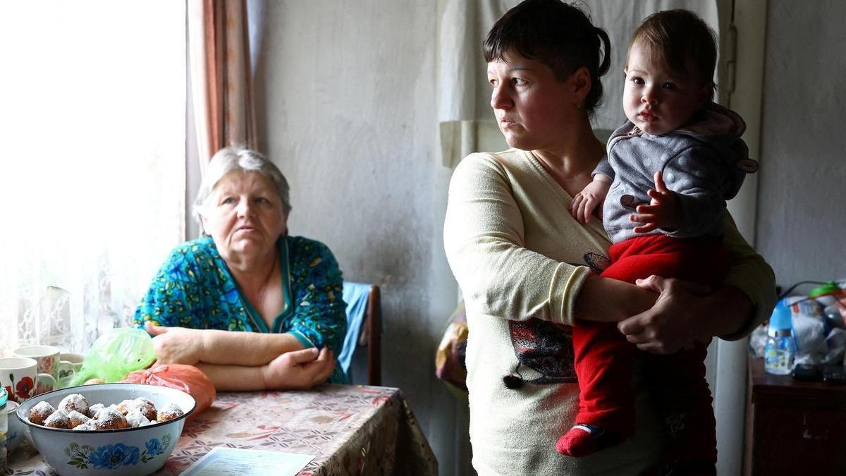 Una familia ucraniana con un bebé en la region de Kherson.