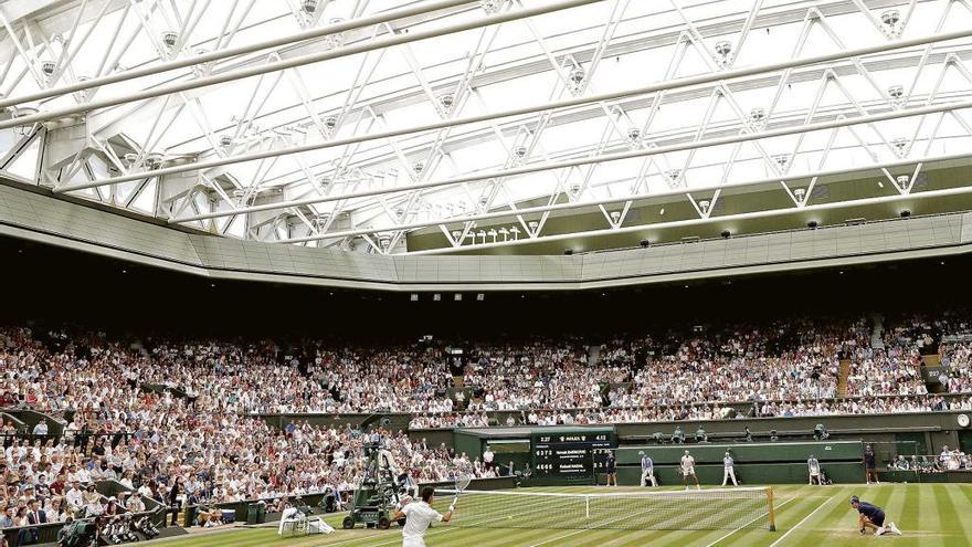 Imagen del techo retráctil de la pista central durante el partido de Nadal y Djokovic.