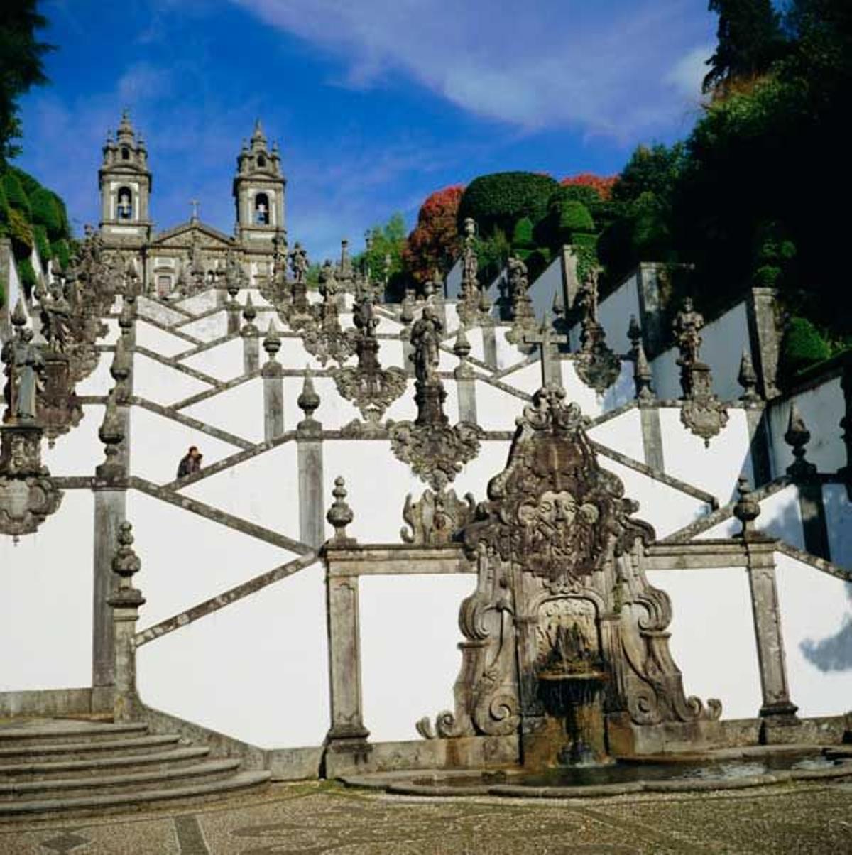 Escalinata ornamentada en el Santuario de Bom Jesus Do Monte.